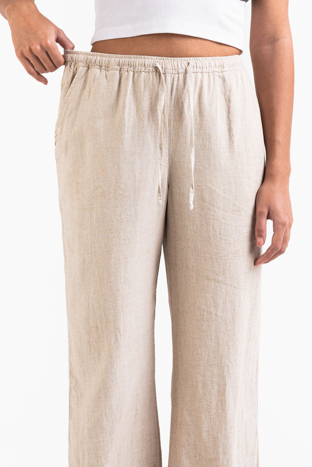 Pantalón recto de lino de tiro alto de la marca MADLADY, en color neutro, mostrando el diseño y la textura del material.