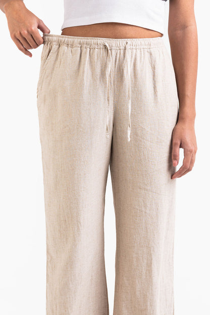 Pantalón recto de lino de tiro alto de la marca MADLADY, en color neutro, mostrando el diseño y la textura del material.