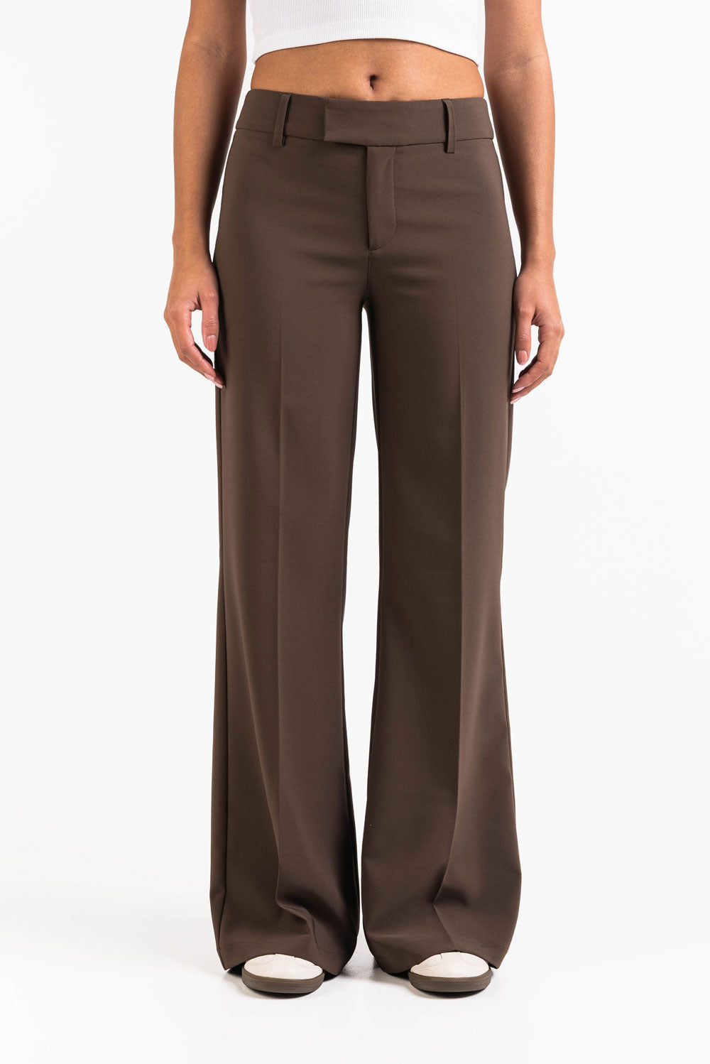 Pantalón sastre acampanado MADLADY en color negro, con estilo elegante y corte ajustado en la cintura, vista frontal.