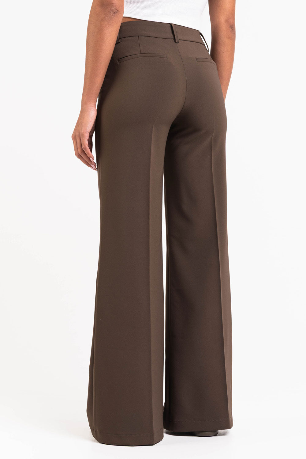 Pantalón sastre acampanado MADLADY en color negro, tela elegante y corte ajustado en la cintura, ideal para ocasiones formales.