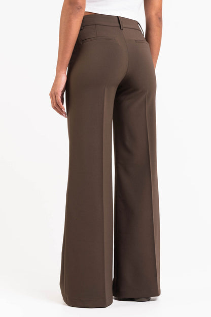 Pantalón sastre acampanado MADLADY en color negro, tela elegante y corte ajustado en la cintura, ideal para ocasiones formales.