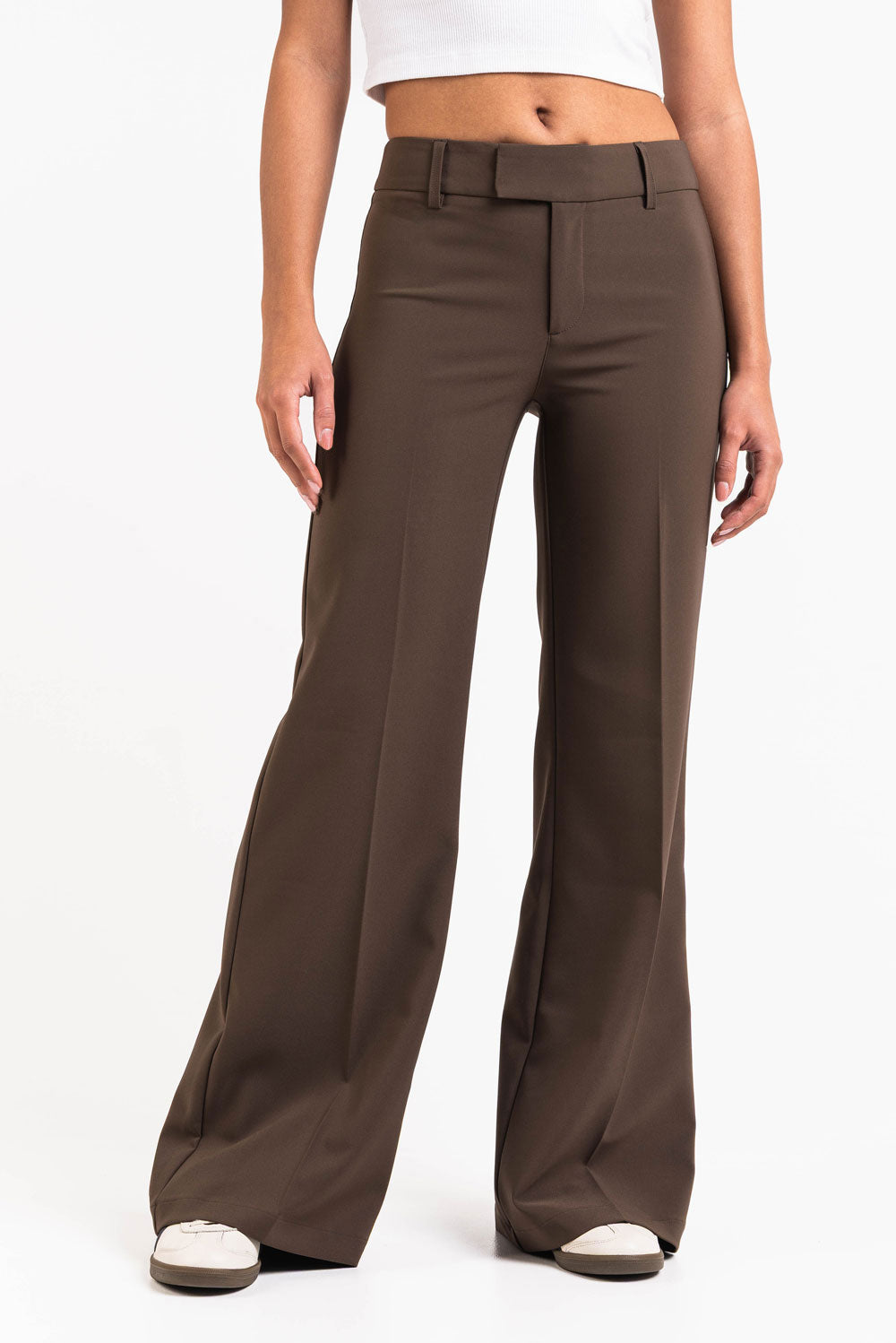 Pantalón sastre acampanado MADLADY en color negro, con corte elegante y cintura alta, visible en la imagen.