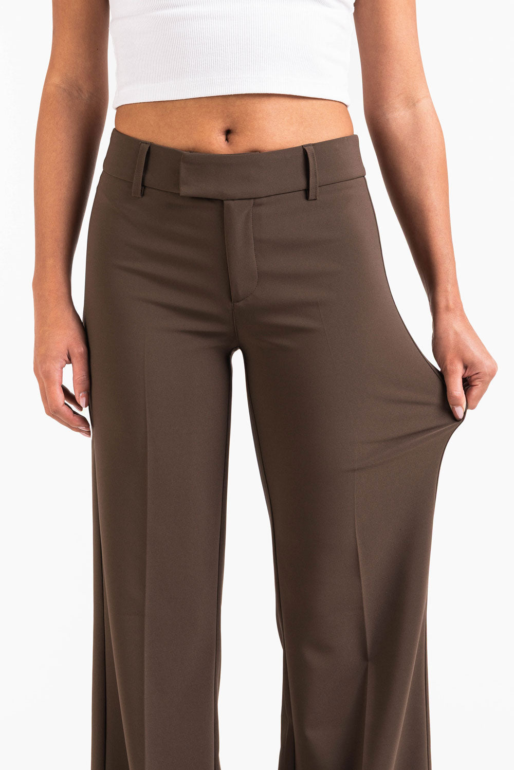 Pantalón sastre acampanado MADLADY en color negro, con corte elegante y estilo moderno para mujer.