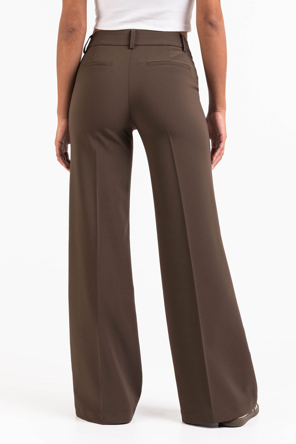 Pantalón sastre acampanado MADLADY en color gris, con cinturilla y dobladillo ancho, estilo elegante y moderno.