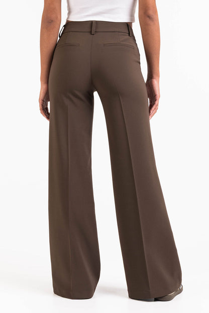 Pantalón sastre acampanado MADLADY en color gris, con cinturilla y dobladillo ancho, estilo elegante y moderno.