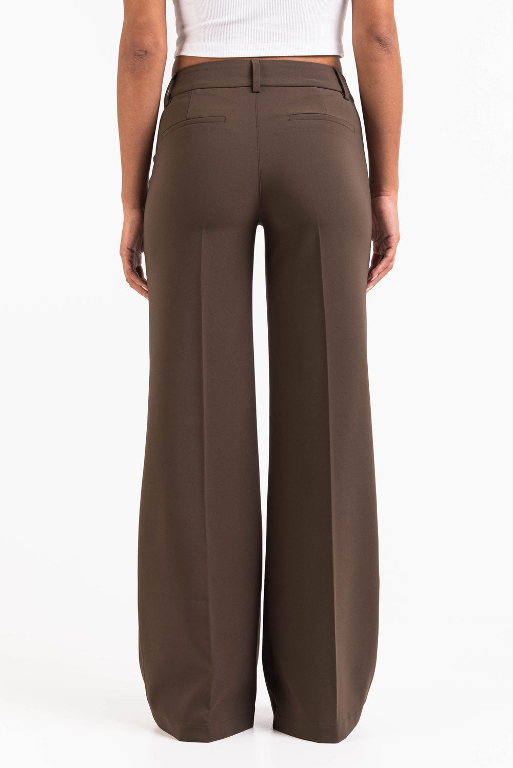 Pantalón sastre acampanado MADLADY en color oscuro, con diseño elegante y ajuste cómodo, visible en la imagen.