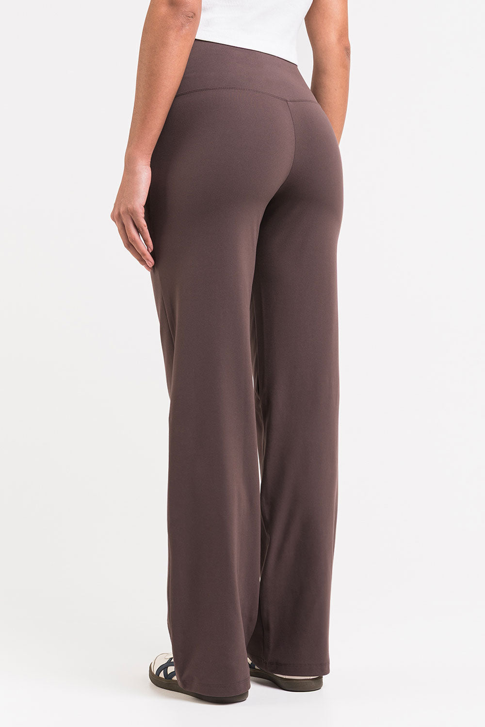 Pantalones elásticos de tiro medio MADLADY, pantalones cómodos con cintura alta y diseño ajustado en color neutro.