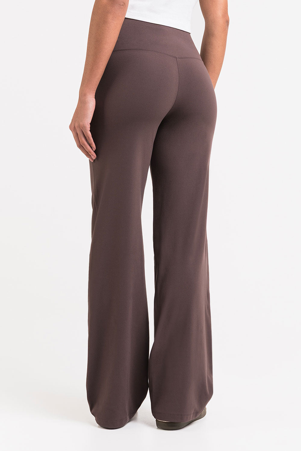 Pantalón elástico de tiro medio MADLADY, pantalones cómodos y ajustados, en color neutro, vista frontal en la imagen PAN2206-4.
