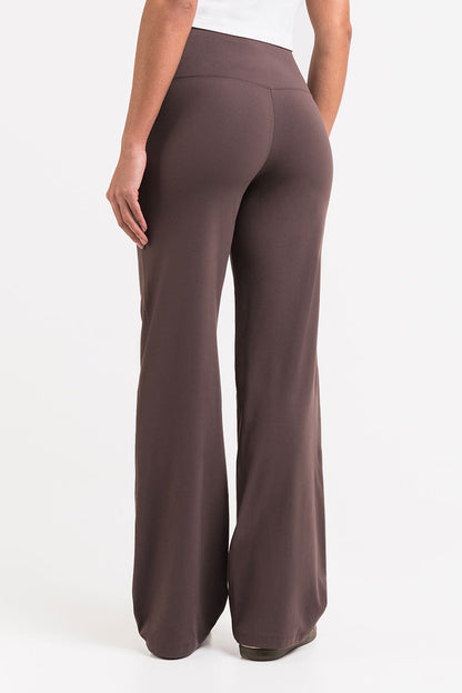 Pantalón elástico de tiro medio MADLADY, pantalones cómodos y ajustados, en color neutro, vista frontal en la imagen PAN2206-4.