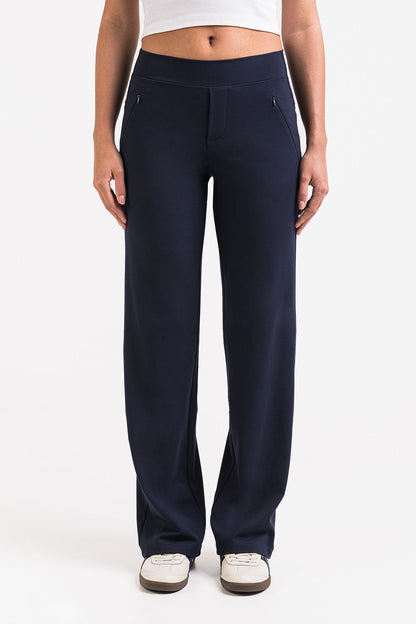 Pantalón elástico de tiro medio MADLADY en color negro, con cintura cómoda y ajuste ajustado en las piernas.
