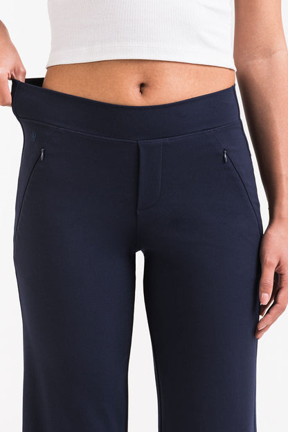 Pantalón elástico de tiro medio MADLADY en color negro, con cintura cómoda y diseño ajustado para mujer.