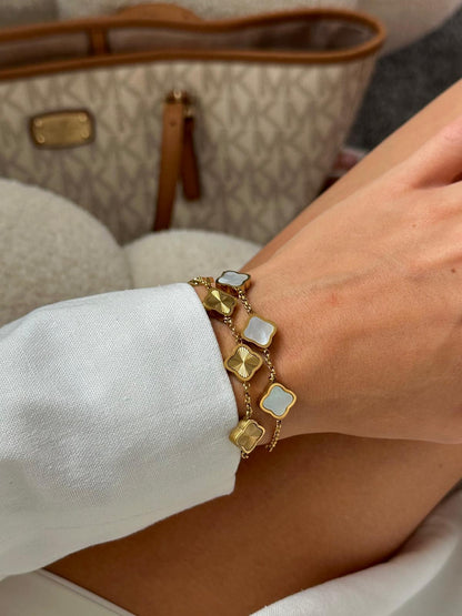 Pulsera trévol de NOA FERRER con diseño delicado y detalles en plata, visible en la imagen.