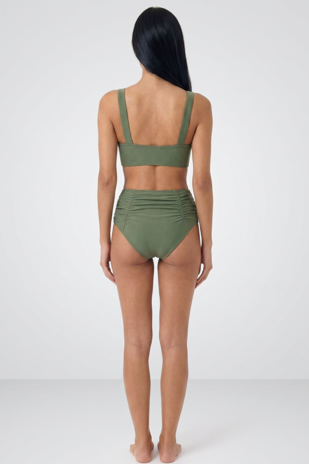 Bikini moldeador de cintura alta de Vera Serrat, con diseño ajustado y tela suave, visible en la imagen.