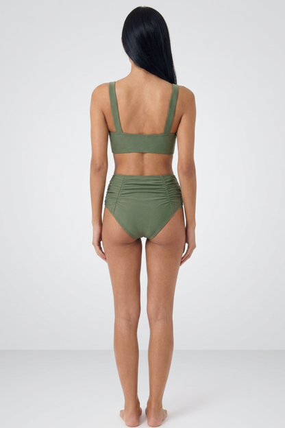 Bikini moldeador de cintura alta de Vera Serrat, con diseño ajustado y tela suave, visible en la imagen.