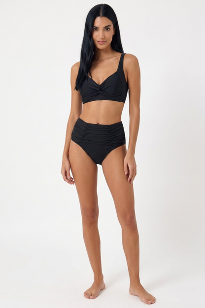 Bikini moldeador de cintura alta de Vera Serrat en color negro, con diseño ajustado y detalles en la parte superior.