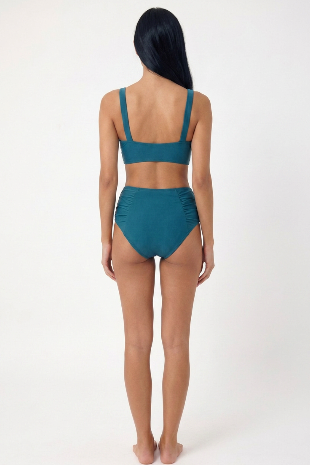 Bikini moldeador de cintura alta de Vera Serrat, en color negro, con detalles de diseño en la parte superior e inferior.
