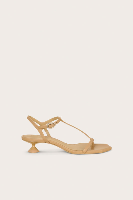Sandalia de tacón bajo Trevi de CULT GAIA en color latte, con diseño elegante y cómodo para mujer.