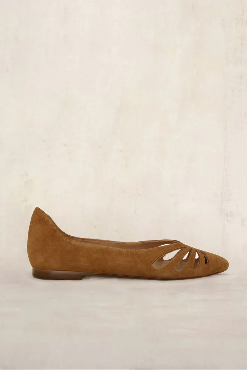 Bailarina marrón de la colección Selva Ante Ferra de la marca Ganzitos, vista lateral mostrando detalles del calzado plano.