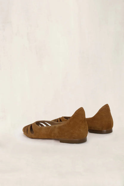 Bailarina Marrón Selva Ante Ferra de la marca Ganzitos, vista trasera mostrando detalles del zapato plano.