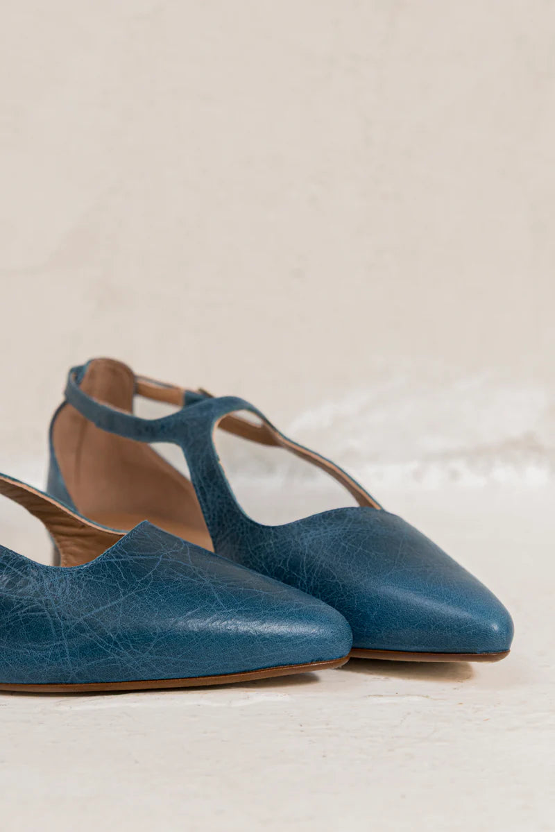 Bailarina plana de piel azul Celine de la marca Ganzitos, con detalles elegantes y cómodos para uso diario.