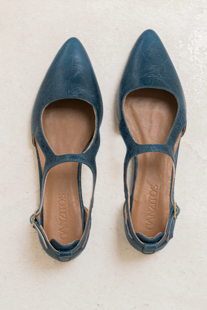 Bailarina plana azul de piel Celine por Ganzitos, vista frontal, calzado elegante y cómodo para niños.