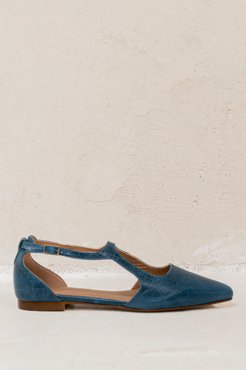 Bailarina plana de piel azul Celine de la marca Ganzitos, vista lateral, calzado cómodo y elegante para niñas.