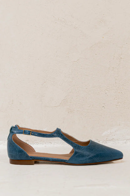 Bailarina plana de piel azul Celine de la marca Ganzitos, vista lateral, calzado cómodo y elegante para niñas.