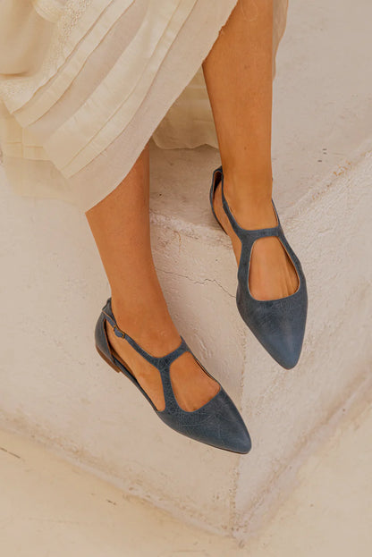 Bailarina plana de piel azul de Celine, marca Ganzitos, con diseño elegante y cómodo para uso diario.