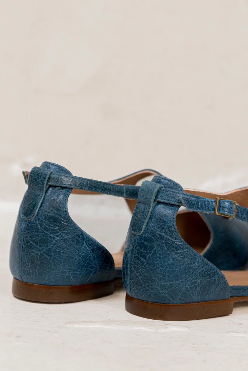 Bailarina plana de piel azul Celine de la marca Ganzitos, vista trasera, calzado cómodo y elegante para mujer.