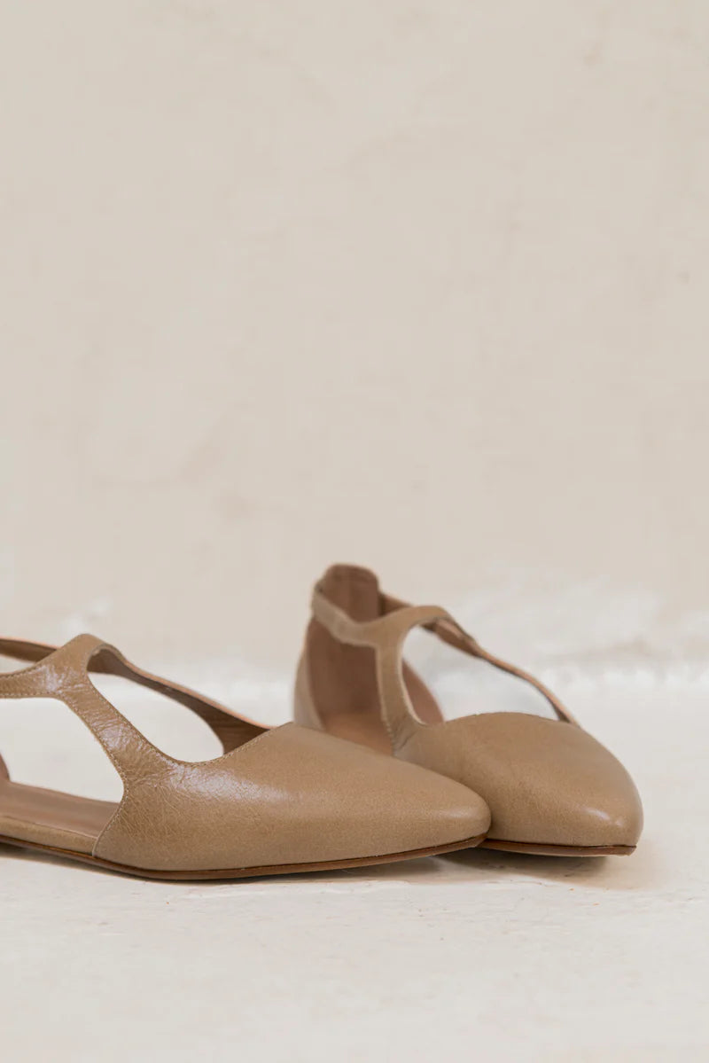 Bailarina plana de piel nude Celine de la marca Ganzitos, con detalles elegantes y acabado suave.