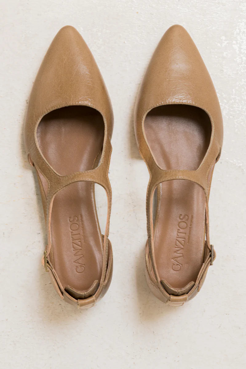 Bailarina de piel nude Celine plano de Ganzitos, vista frontal con diseño elegante y cómodo para mujer.