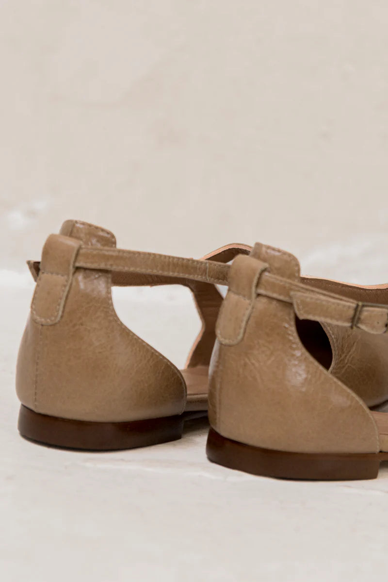 Bailarina de piel nude Celine plano de marca Ganzitos vista trasera, calzado femenino elegante y cómodo.