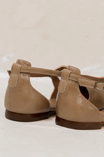 Bailarina de piel nude Celine plano de marca Ganzitos vista trasera, calzado femenino elegante y cómodo.