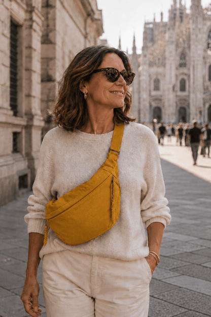 Bolso bandolera de nylon en forma de media luna en color amarillo mostaza, con diseño elegante y moderno de Vera Serrat.
