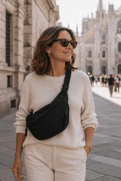 Bolso bandolera de nylon negro con diseño media luna de la marca Vera Serrat, mostrando su forma y detalles en la imagen.