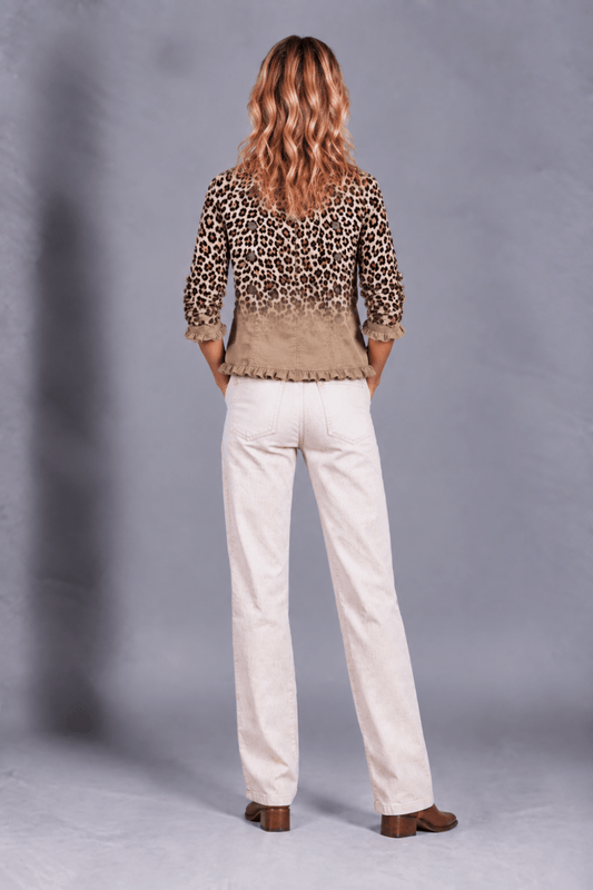 Chaqueta vintage de leopardo degradado con volantes de la marca De Mode Zussen, mostrando detalles de la prenda en tonos suaves.