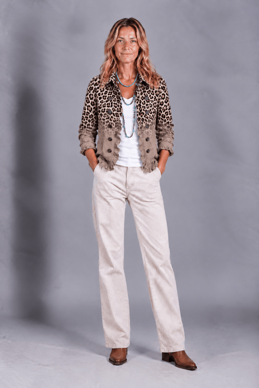 Chaqueta vintage de leopardo degradado con volantes de De Mode Zussen, estilo elegante y a la moda, vista en la imagen.