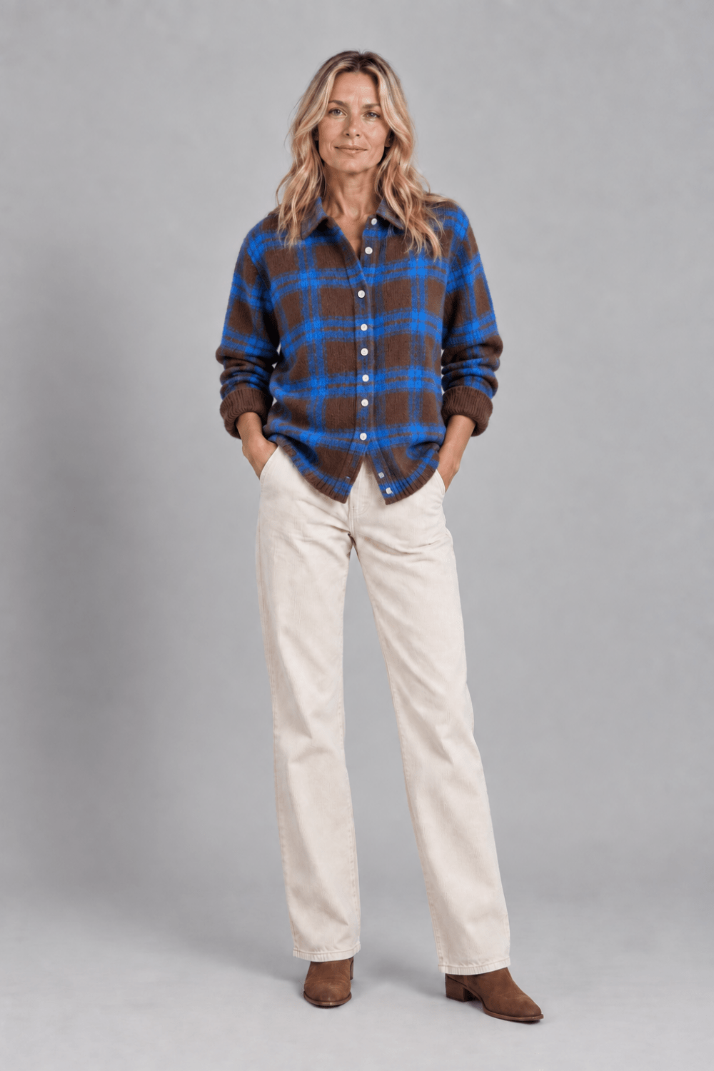 Cárdigan de punto a cuadros marrón y azul de Vera Serrat, con acabado suave y estilo clásico para mujer.