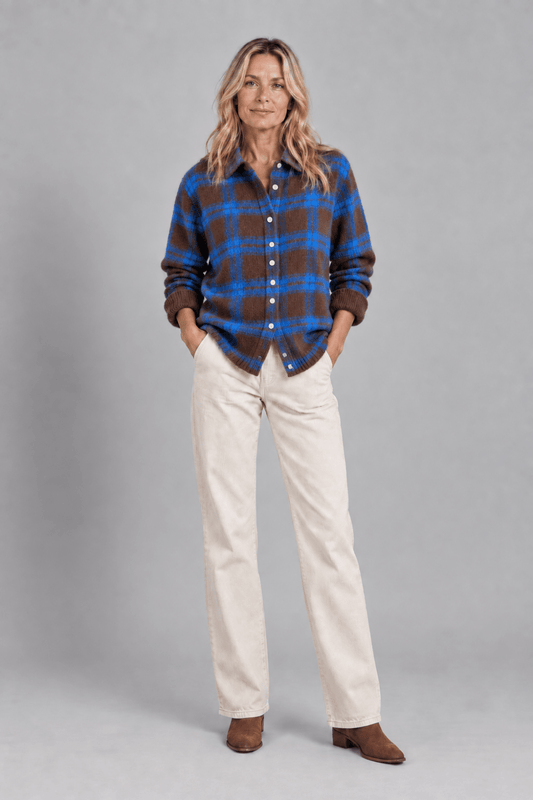 Cárdigan de punto a cuadros marrón y azul de Vera Serrat, con acabado suave y estilo clásico para mujer.