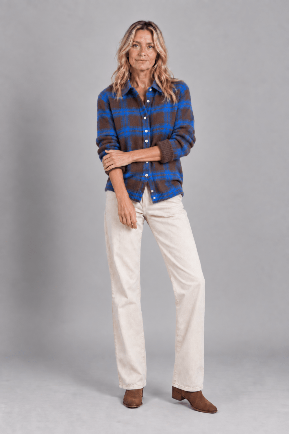 Cárdigan de punto a cuadros en tonos marrón y azul de Vera Serrat, con cuello y botones, en estilo informal y cómodo.