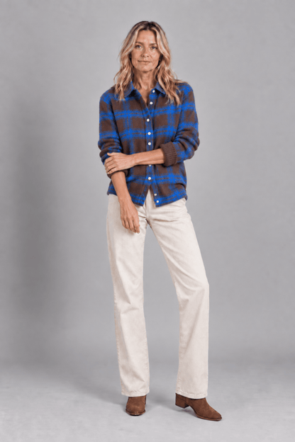 Cárdigan de punto a cuadros en tonos marrón y azul de Vera Serrat, con cuello y botones, en estilo informal y cómodo.