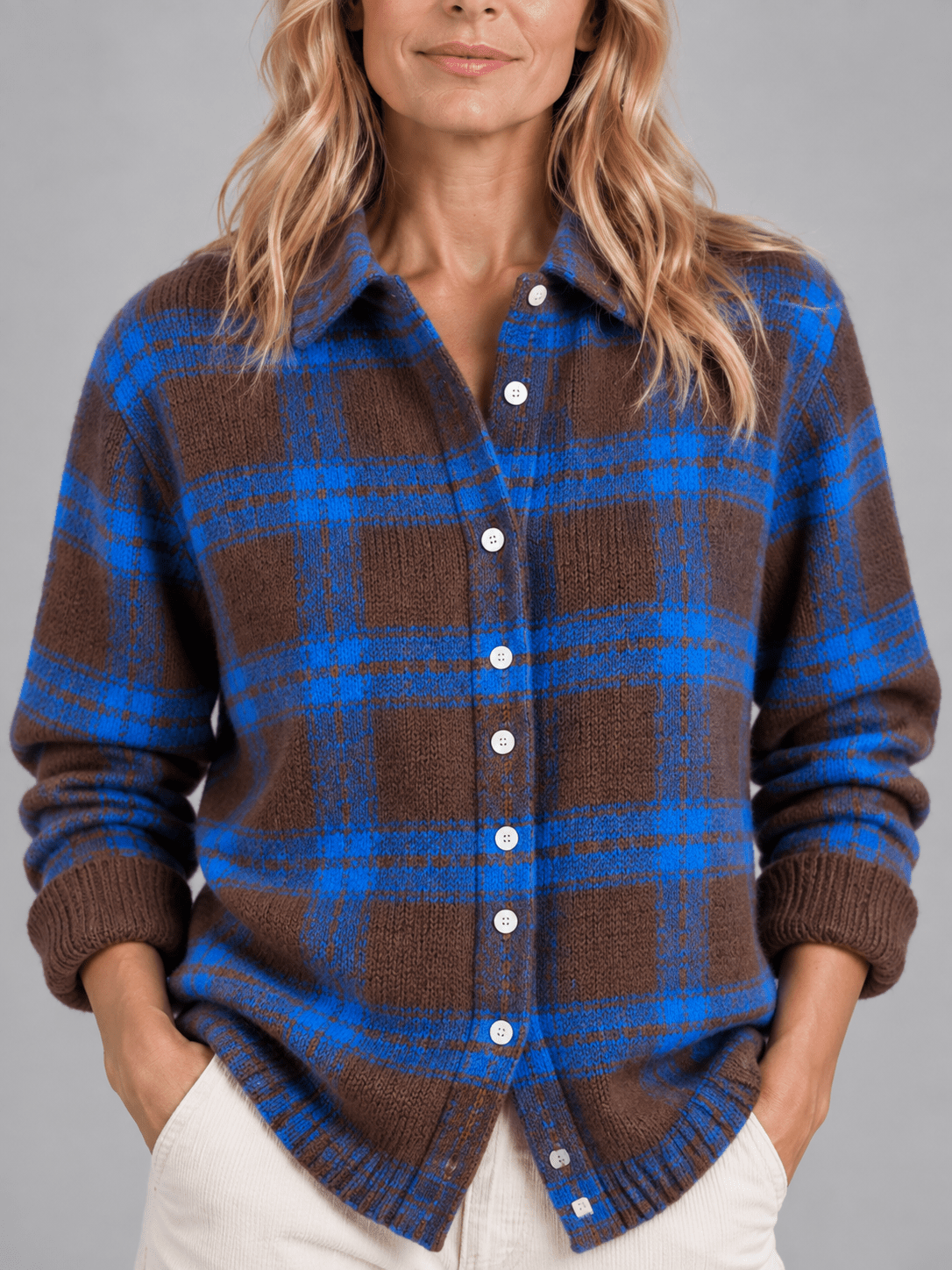Cárdigan de punto a cuadros marrón y azul de Vera Serrat, con botones y cuello redondo, en textura de punto suave.