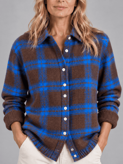 Cárdigan de punto a cuadros marrón y azul de Vera Serrat, con botones y cuello redondo, en textura de punto suave.