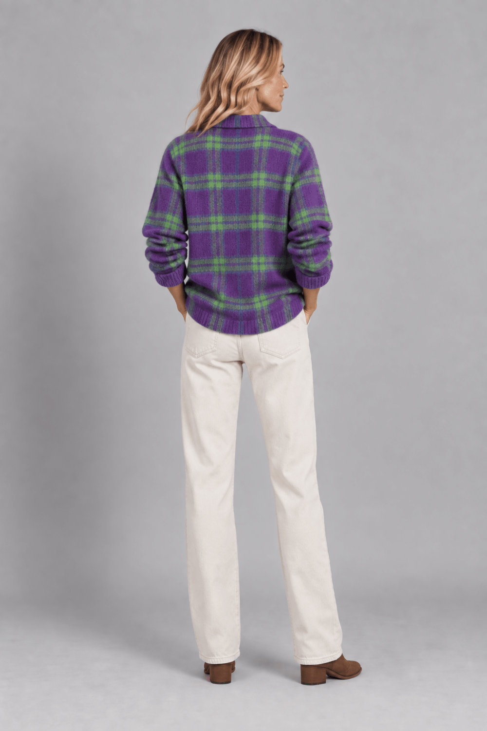 Cárdigan de punto suave a cuadros en tonos violetas de la marca Vera Serrat, con detalles de botones y cuello redondo.