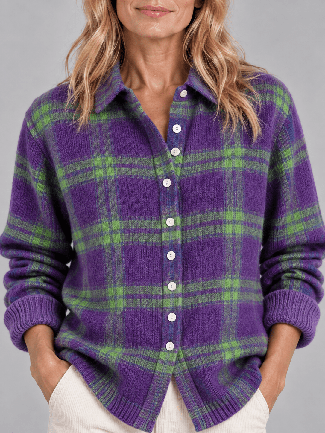 Cárdigan de punto suave a cuadros violetas de Vera Serrat, con botones y diseño cálido y cómodo para mujer.