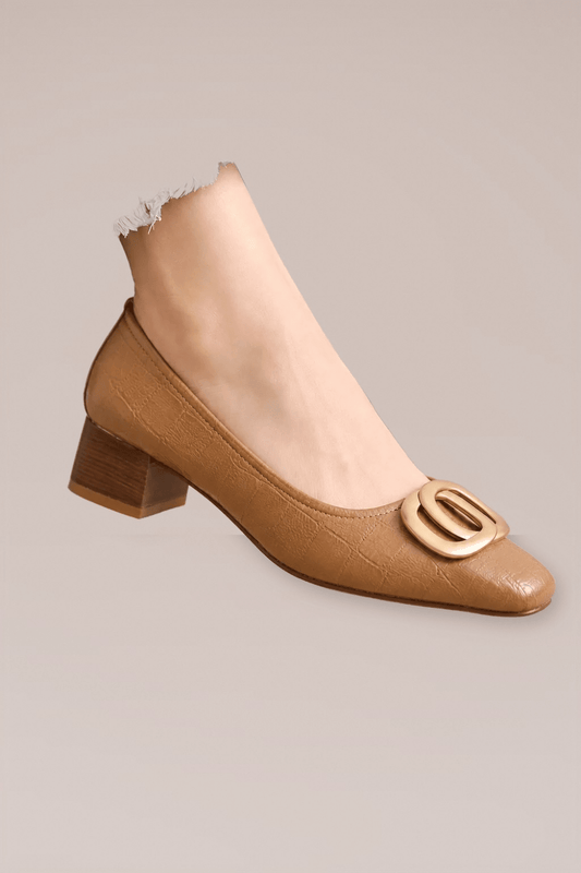 Zapatos de tacón Bergmann Atelier Cayetana con emblema dorado, elegantes y sofisticados para ocasiones especiales.