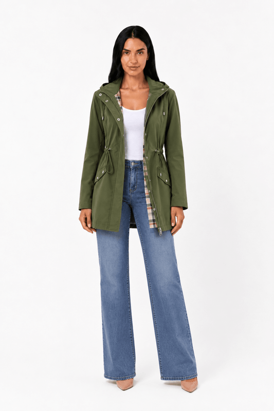 Chaqueta ligera impermeable con capucha Vera Serrat en color neutro, diseñada para protección contra la lluvia y comodidad.