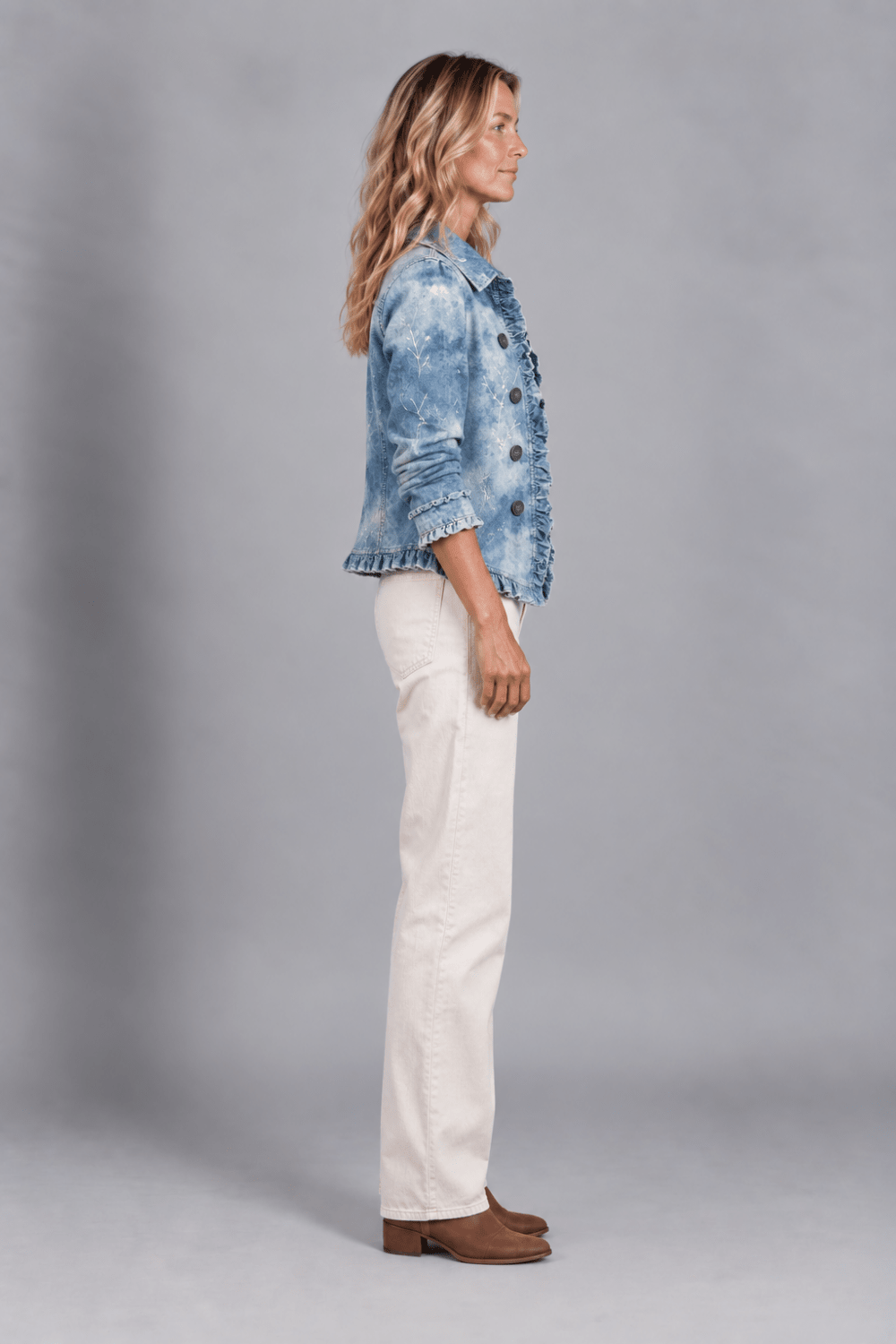 Chaqueta bohemia Valentina Laurent con estampado botánico y detalles de volantes, estilo relajado y femenino.