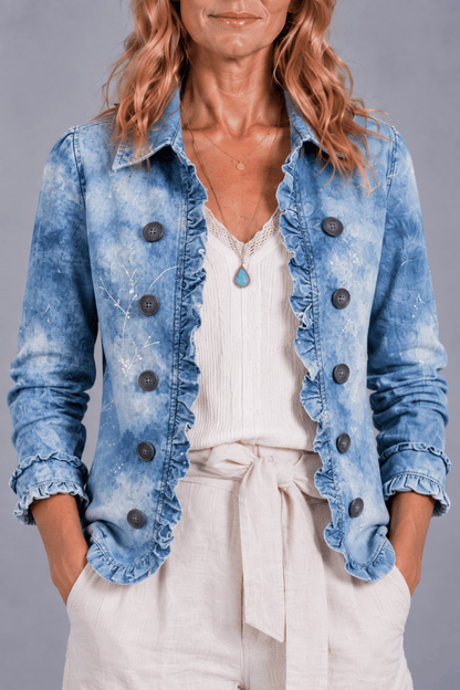 Chaqueta bohemia de Valentina Laurent con estampado botánico y volantes, exhibida en un fondo neutro.