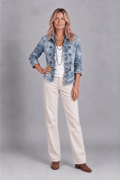 Chaqueta bohemia Valentina Laurent con estampado botánico y volantes, diseñada con estilo y detalles elegantes en tela ligera.